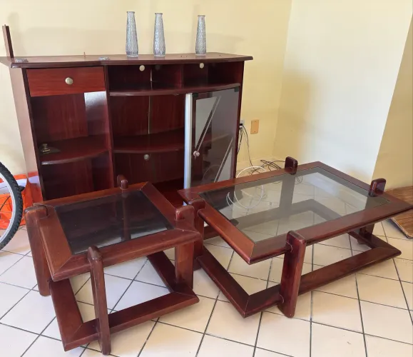 Rack, Mesa de centro e canto com tampo de vidro.