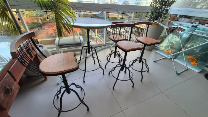 Vendo bistrô com 4 cadeiras e tampão de vidro