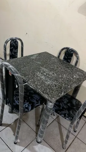 Conjunto de mesa de jantar disponível para entrega.