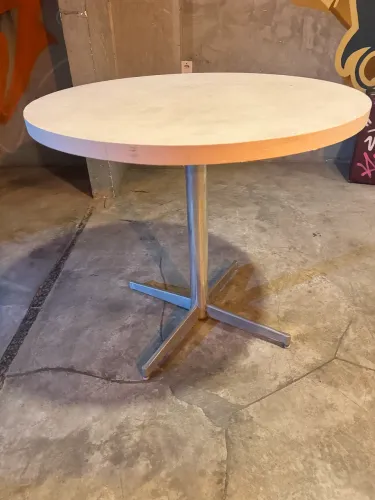 Mesas com pés de aço inox