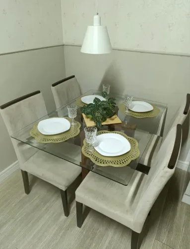 Mesa de jantar com 4 cadeiras estofadas 