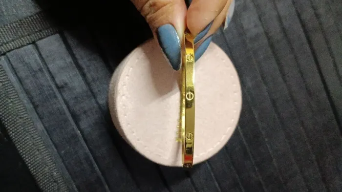 Bracelete modelo Cartier love aço banhado a ouro