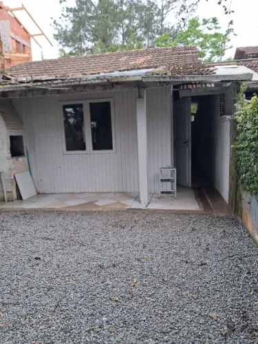 Alugo Casa de madeira 64 m2