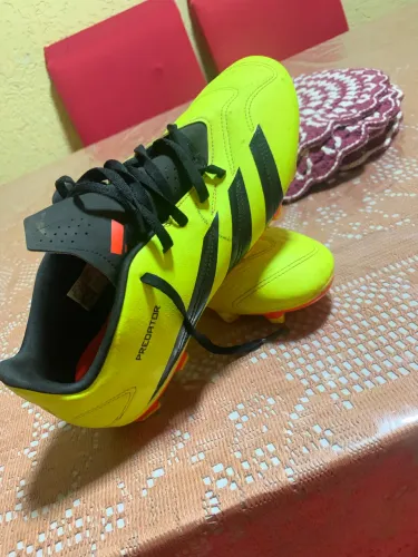 Chuteira adidas usada apenas 4x semi-nova