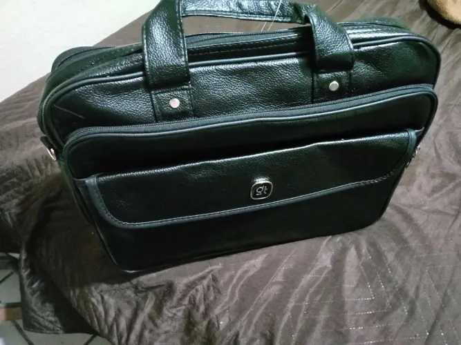 Bolsa tipo maleta executiva masculina com 5 bolsos em couto sintético.