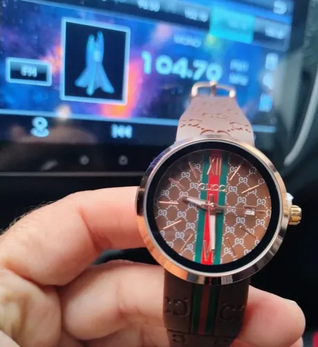 Relógio Gucci feminino novo de 300 por 99
