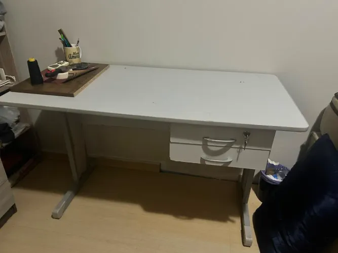 Escrivaninha com 1 gaveta