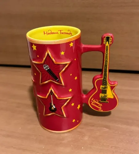 Caneca Colecionável Madame Tussauds Guitarra 2011