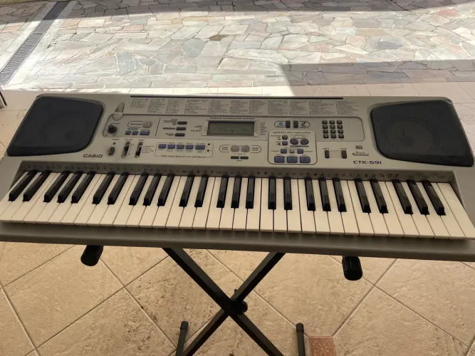 Teclado Casio CTK-591 com suporte em X