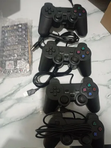 4 controles com fio USB para game e Pc , nunca usado !!!