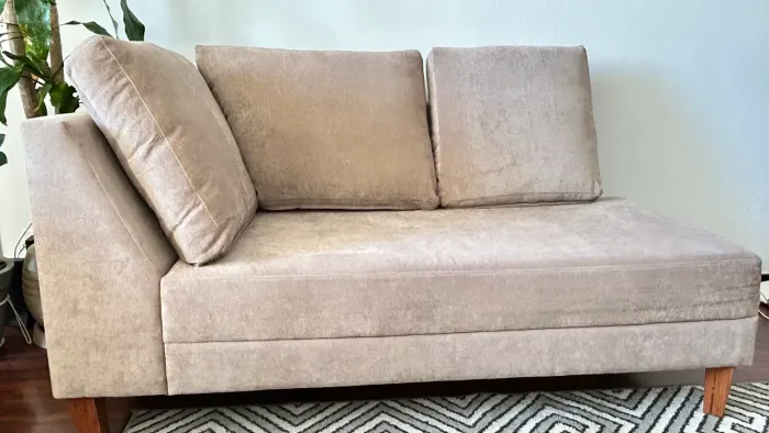 Divã / Chaise Contemporânea em Suede Fendi