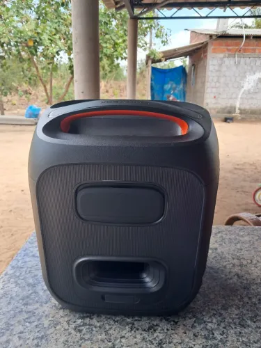 Vende-se essa jbl partybox encore 5 meses de uso com nota fiscal ainda na garantia..