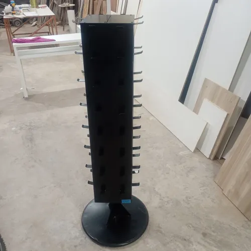 Expositor com base giratória.