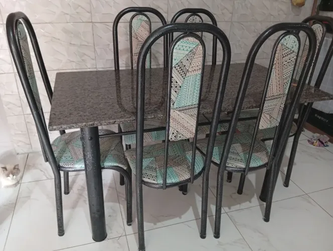 Mesa de mármore com 6 cadeiras