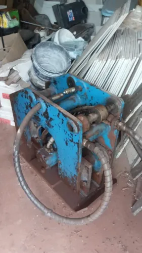 Compactador hidráulico Estapac 300 para retroescavadeira
