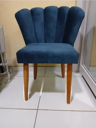 Cadeira estofada azul marinho