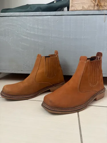 Bota couro caramelo usada somente 1 vez