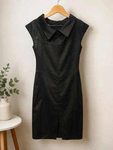 Vestido Preto Renascence Acetinado com Gola Ampla - Tam. S<br>Preço sugerido: