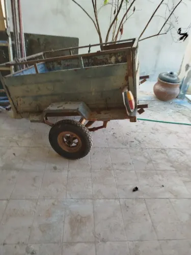 Vede-se uma carretinha pra moto 