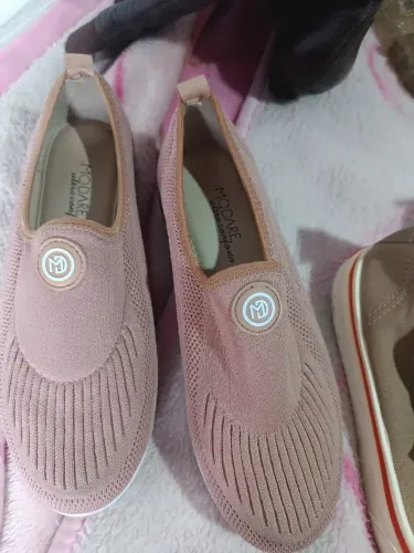 Vendo um lindo lote de calçados feminino serve pra juvenil e adulto ok