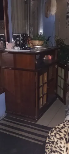 aparador retrô anos 80 madeira maciça comporta de vidro 