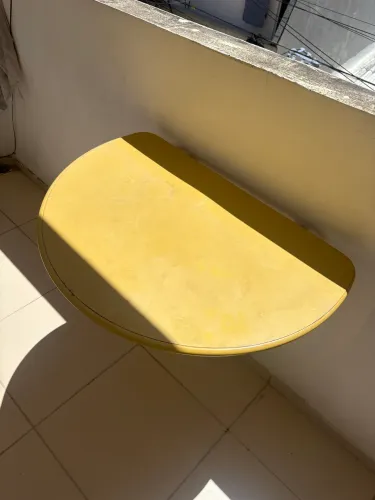 Mesa articulada de metal para varanda