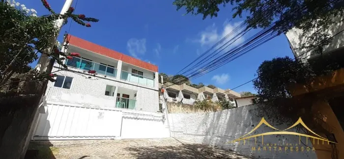 Apto em Condomínio Simples com 2/4 Sendo 01 Suite no Tirol, 72m², 1 Vaga