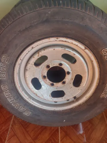 Aro de ferro seis furos com peneu 245/70 R16