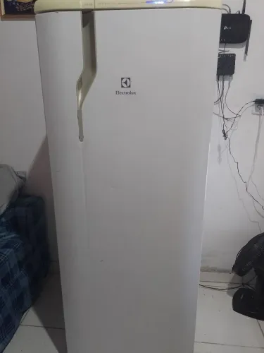 Geladeira toda boa Eletrolux funcionando perfeitamente tudo pronta para uso