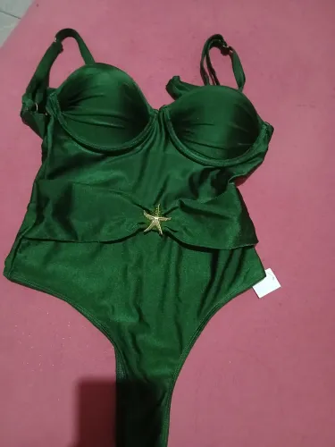 Vendo uma roupa de banho peça inteira com decote atrás