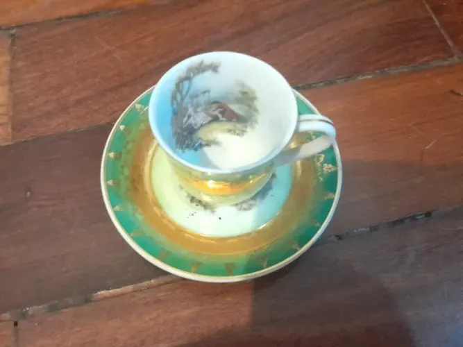 Xícara De Café Antiga Em Porcelana Verde E Ouro - Cena Galante Interna