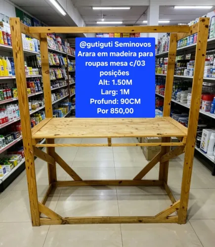 Arara em madeira com mesa dobrável para roupas por R$650,00