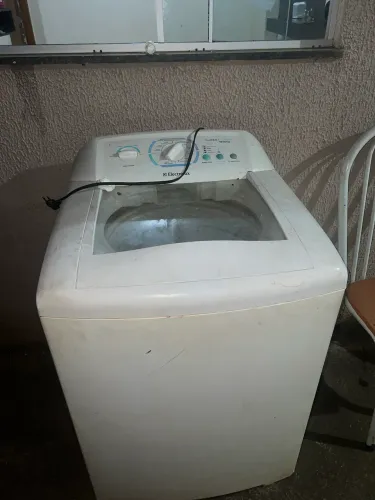 VENDE-SE MÁQUINA ELETROLUX (ESTRAGADA)