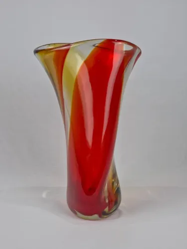 Vaso/Floreira Vintage em Cristal Murano com tons vermelhos e todo ondulado