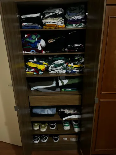 Guarda roupa / Armário multiuso com portas com espelhos, prateleiras e gaveta