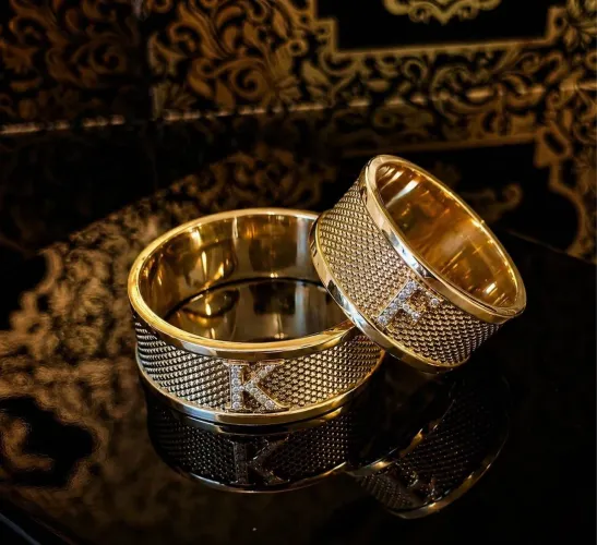 Alianças com Iniciais em Ouro 18k 750