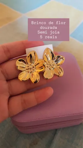 Brinco de flor dourado semi joia