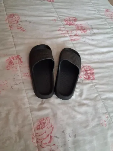 Chinelo de borracha preto.