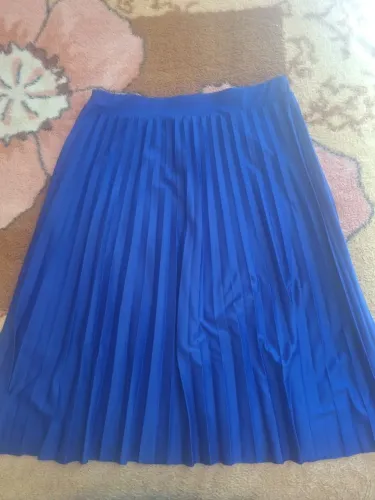 Saia azul plissada tendência moda - linda e forrada
