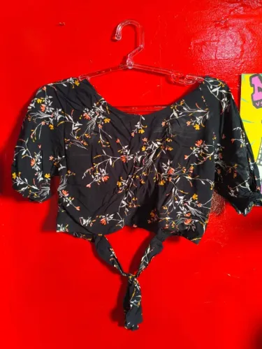 Cropped Floral Preto com Amarração Tam P