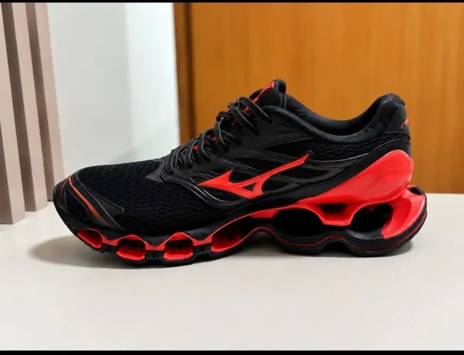 Tênis Mizuno preto com vermelho