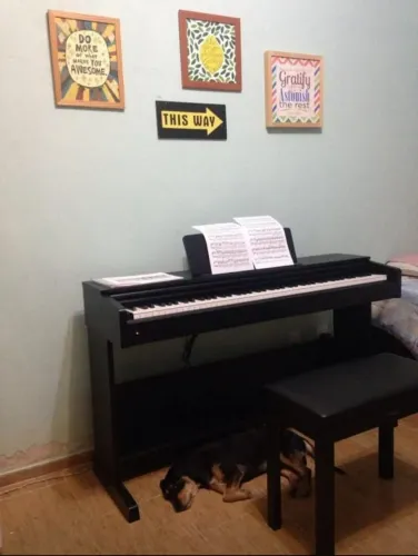 Piano Digital Yamaha Arius YDP 103B (preto) com banco