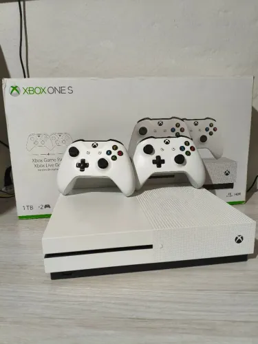 Xbox One S 1TB + 2 Controles Originais (Perfeito estado)