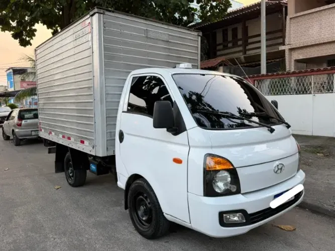Hyundai HR 2024 com baú e thermoking