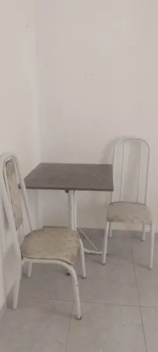 MESA COM 2 CADEIRAS