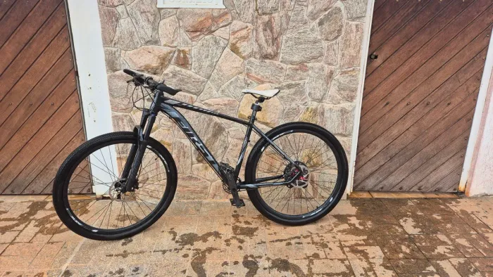 Bicicleta Aro 29 First com upgrade Shimano Deore