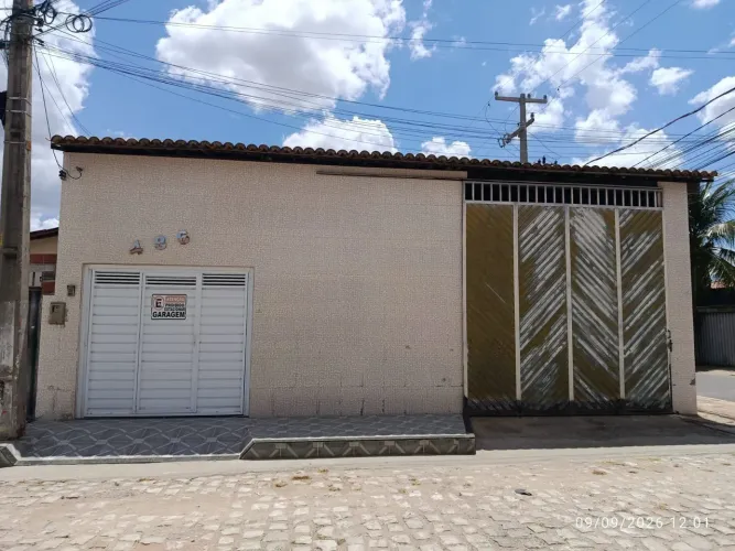 Casa bem central de esquina, ótima para com comércio.
