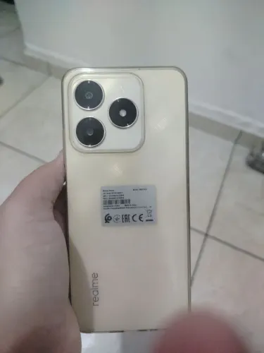 Vendo celular realme c71 cor tipo amarela somente venda NN aceito troca nem proposta 700