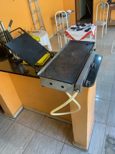 2 itens chapa de hambúrguer lanche e espremedor de frutas