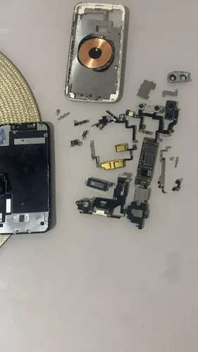 iPhone 11 desmontado